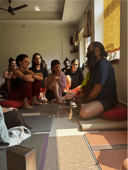 Práctica de yoga en Rishikesh